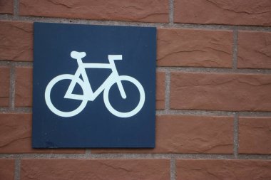 Duvarda bisiklet işareti var.