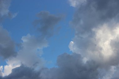 güzel bulutlu gökyüzü arkaplan görüntüsü