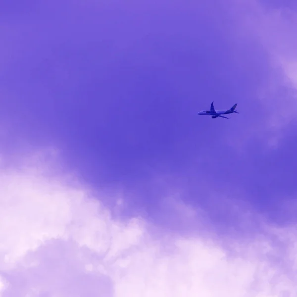 Aereo Che Sorvola Cielo Blu Con Nuvole — Foto Stock