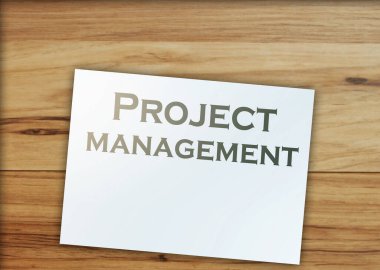 Proje yönetimi metni sayfada ve kağıt dolar işaretleri güzel ahşap arka planda. İş Konsepti