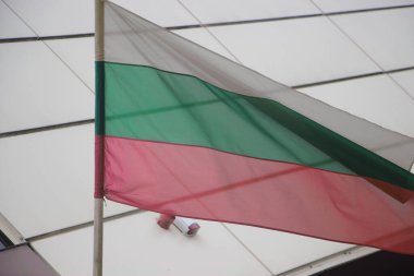 Bulgar Ulusal Bayrağı dalgalanıyor