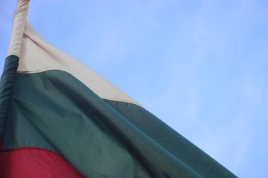 Bulgar Ulusal Bayrağı dalgalanıyor