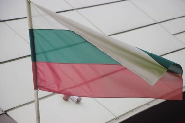 Bulgar Ulusal Bayrağı dalgalanıyor