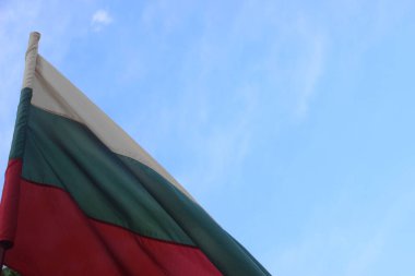 Bulgar Ulusal Bayrağı dalgalanıyor