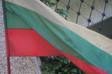 Bulgar Ulusal Bayrağı dalgalanıyor