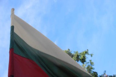 Bulgar Ulusal Bayrağı dalgalanıyor