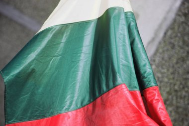 Bulgaristan bayrağı rüzgarda dalgalanıyor