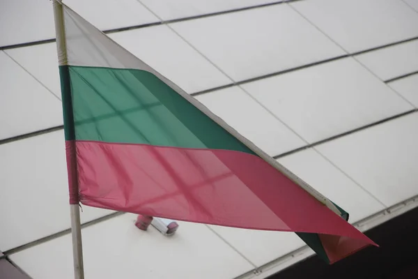 Bulgaristan Bayrağı Rüzgarda Dalgalanıyor — Stok fotoğraf