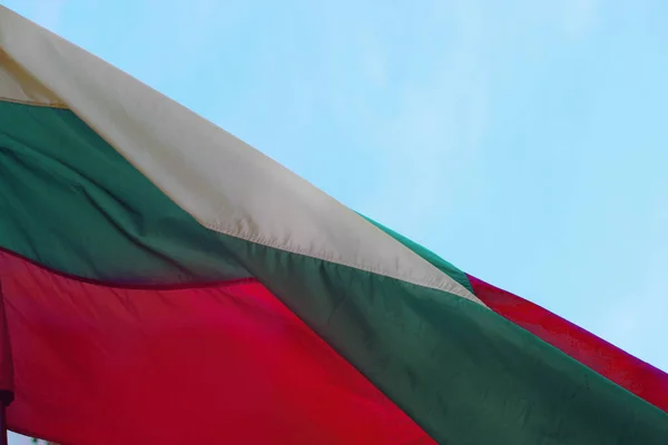 Bulgaristan Bayrağı Rüzgarda Dalgalanıyor — Stok fotoğraf