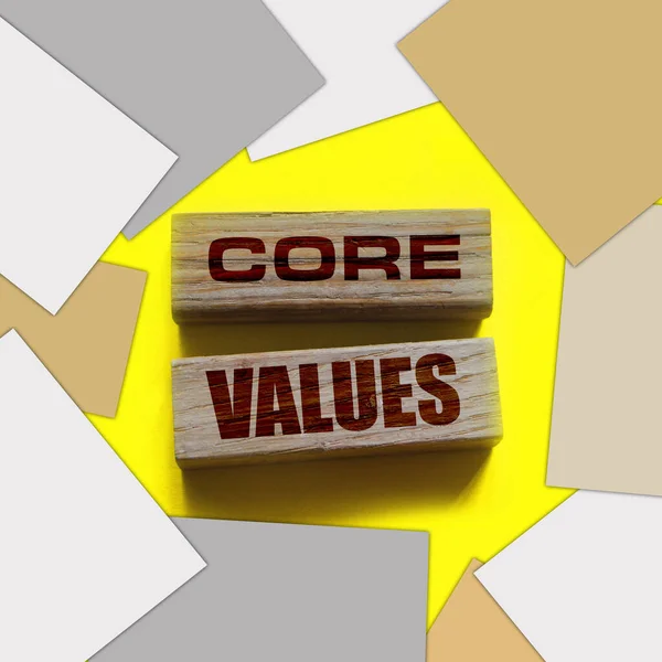 在黄色背景的木块上 核心值单词 商业道德概念 — 图库照片