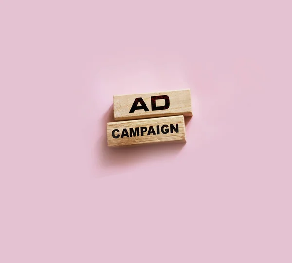 Рекламна Кампанія Дерев Яних Блоках Рожевому Фоні Маркетингової Реклами Бізнес — стокове фото