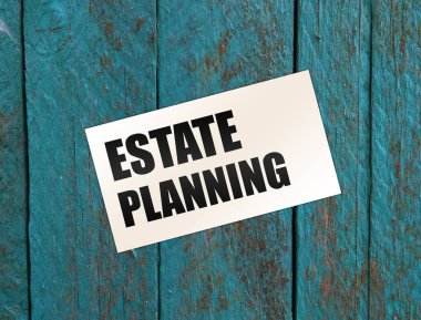 Emlak planlama metni, tahta masadaki kart üzerindeki yazılar. Gayrimenkul konsepti ile iş.