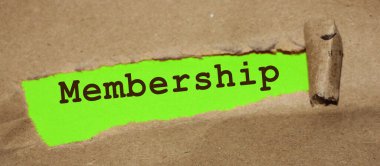 Yırtık kahverengi kağıdın altındaki sözcük üyeliği. İş, teknoloji, internet kavramı.