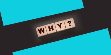 Koyu gri masa arkaplanındaki tahta küplerin üzerinde soru işareti olan kelime yakın çekim. Neden iş ya da ilişki kavramı.