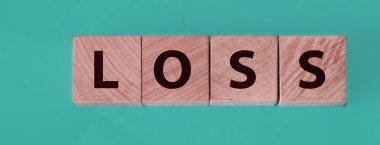 Gök mavisi arka planda kayıp sözcüğü olan tahta küpleri. Mali kayıp meşguliyet kavramı.