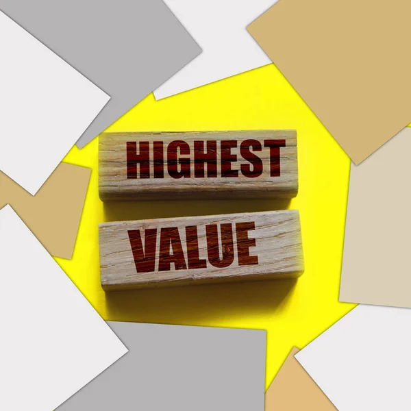 Υψηλότερες Τιμές Λέξεις Ξύλινα Δομικά Στοιχεία Που Απομονώνονται Κίτρινο Κοινωνική — Φωτογραφία Αρχείου