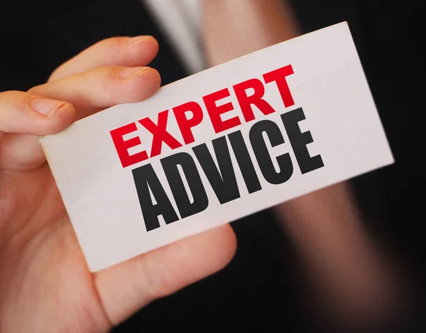 Affärsman Som Visar Visitkort Expert Advice Närbild Sköt Selektivt Fokus — Stockfoto