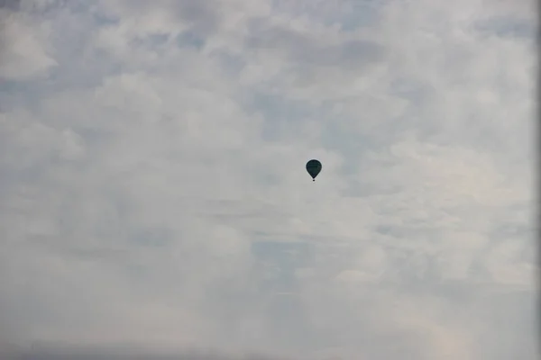 Θέα Αερόστατου Θερμού Αέρα Στον Συννεφιασμένο Ουρανό — Φωτογραφία Αρχείου