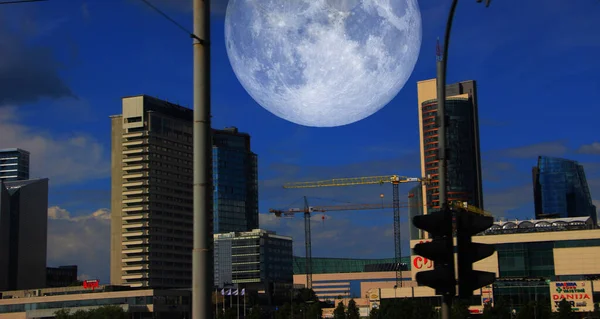 Vista Cielo Della Città Con Una Luna Concetto Pianeta — Foto Stock