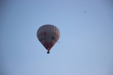 Gökyüzünde sıcak hava balonu manzarası 