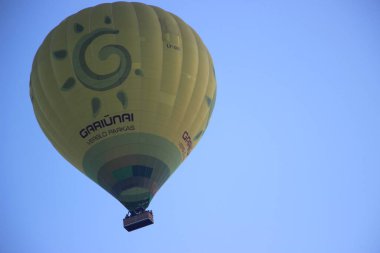 Gökyüzünde sıcak hava balonu manzarası 