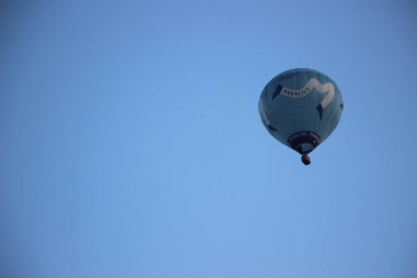 Gökyüzünde sıcak hava balonu manzarası 