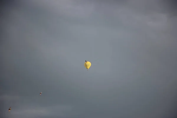 Molnigt Himmel Bakgrund Med Varmluft Ballonger — Stockfoto