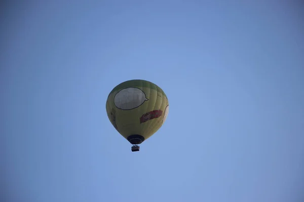 Gökyüzünde Sıcak Hava Balonu Manzarası — Stok fotoğraf