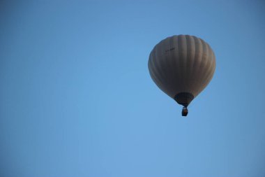 Gökyüzünde sıcak hava balonu manzarası 