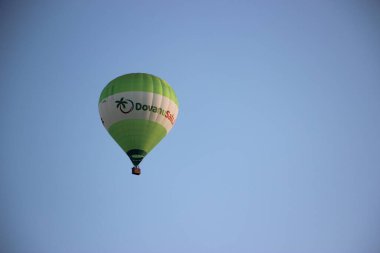 Gökyüzünde sıcak hava balonu manzarası 
