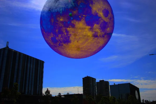 Concepto Urbano Vista Ciudad Con Luna Grande —  Fotos de Stock