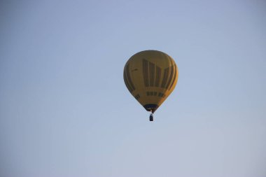 Gökyüzünde sıcak hava balonu manzarası 