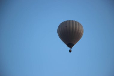 Gökyüzünde sıcak hava balonu manzarası 