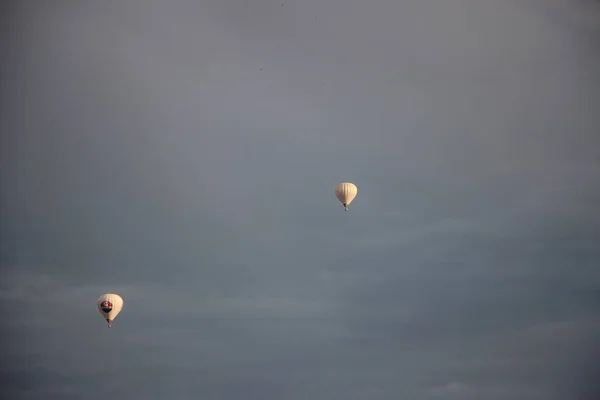 Bewölkter Himmel Hintergrundansicht Mit Heißluftballons — Stockfoto