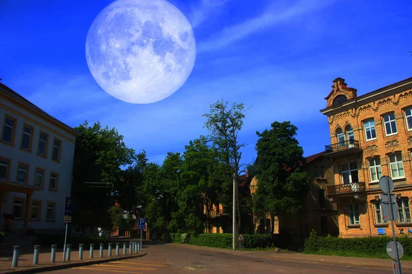 Stadskoncept Stadsutsikt Med Stor Måne — Stockfoto