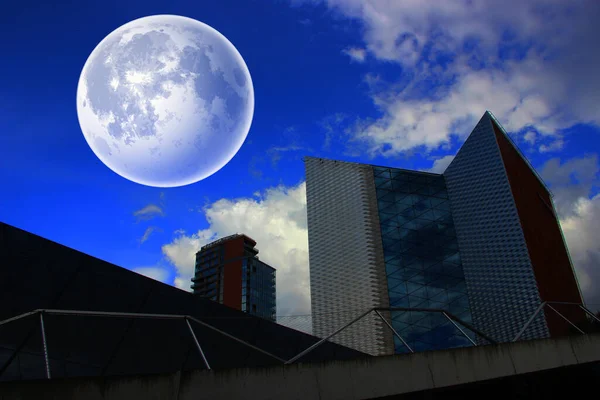 城市观念 有大月亮的城市观 — 图库照片
