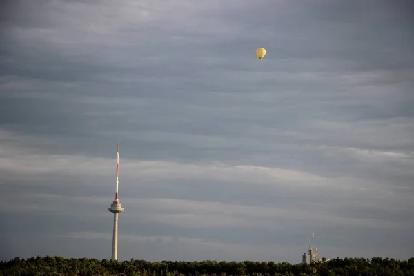 Bewolkte Lucht Achtergrond Uitzicht Met Hete Lucht Ballonnen — Stockfoto