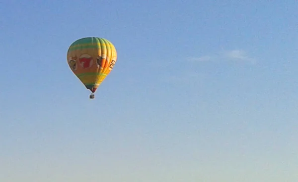 Gökyüzünde Sıcak Hava Balonu Manzarası — Stok fotoğraf