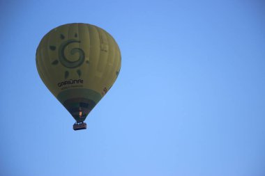 Gökyüzünde sıcak hava balonu manzarası 