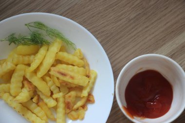 Bir tabak patates kızartması yakın.