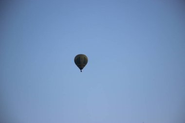 Gökyüzünde sıcak hava balonu manzarası 