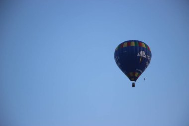 Gökyüzünde sıcak hava balonu manzarası 