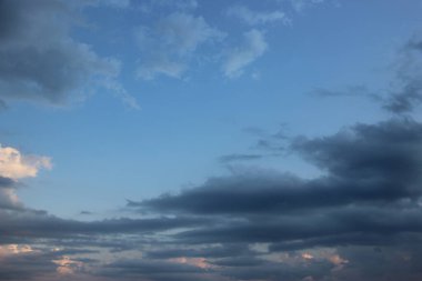 bulutlu gökyüzü arkaplan görüntüsü