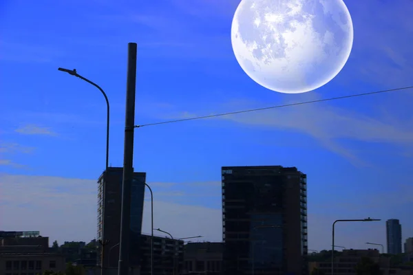 Concepto Urbano Vista Ciudad Con Luna Grande —  Fotos de Stock