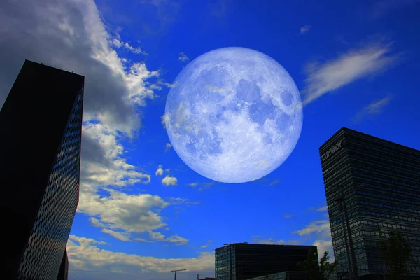 Concepto Urbano Vista Ciudad Con Luna Grande —  Fotos de Stock