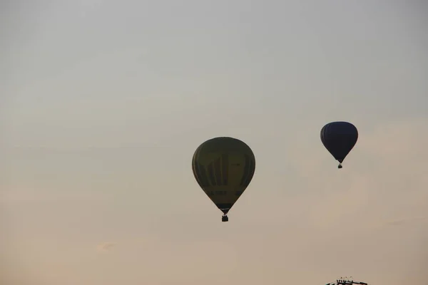 空に熱気球が見える — ストック写真