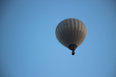 Gökyüzünde sıcak hava balonu manzarası 