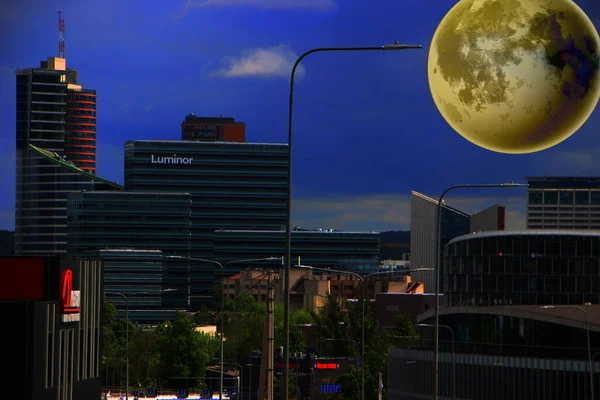 Concetto Urbano Vista Sulla Città Con Grande Luna — Foto Stock