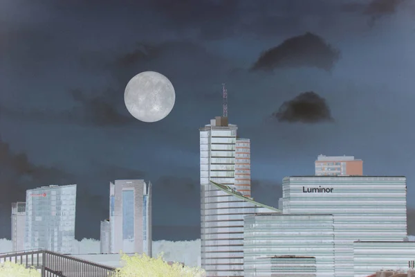 城市天景与月亮 行星的概念 — 图库照片