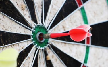 Hedef noktasında kırmızı ok var. İş başarısı konsepti.